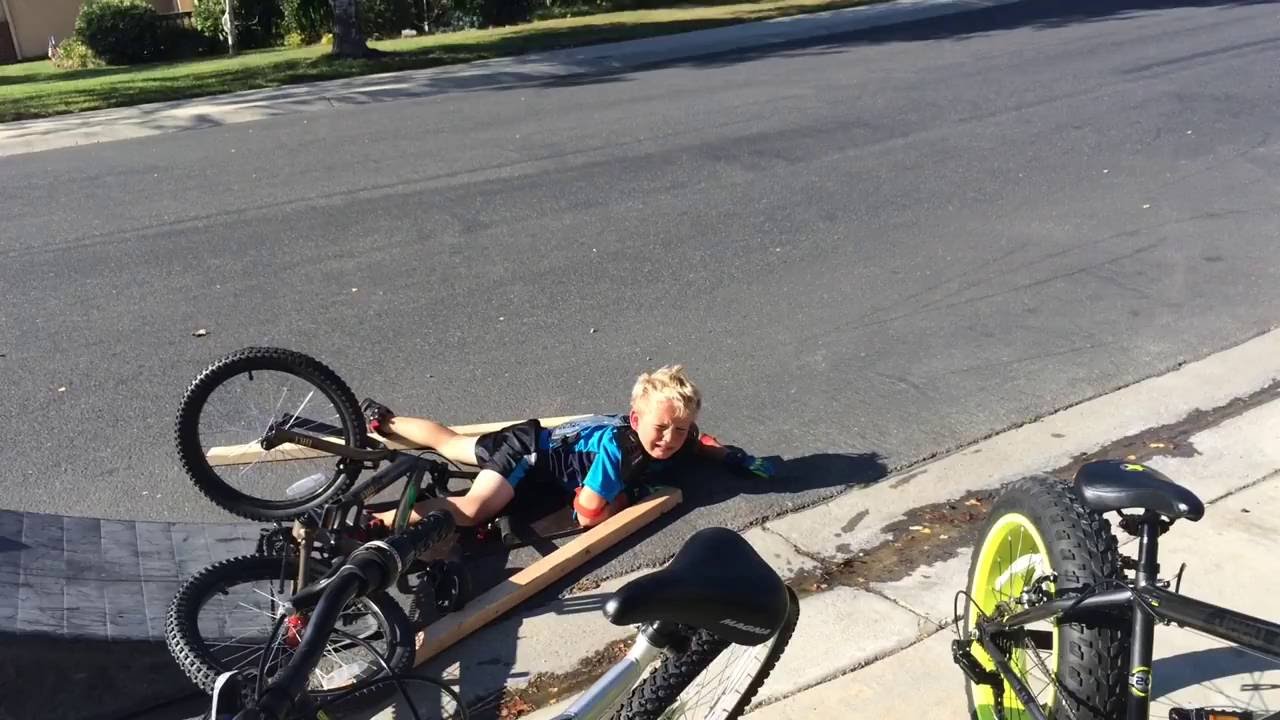 Kids between 5 and 9 mostly hit their head due to a bicycle fall ending in concussion and internal injuries