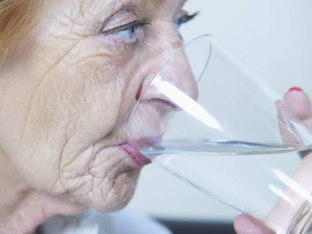 Over- or underhydration leads to dangerous consequences in elderly people
