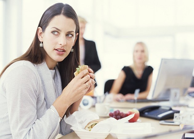 Snacking at office curbs overeating during mealtime