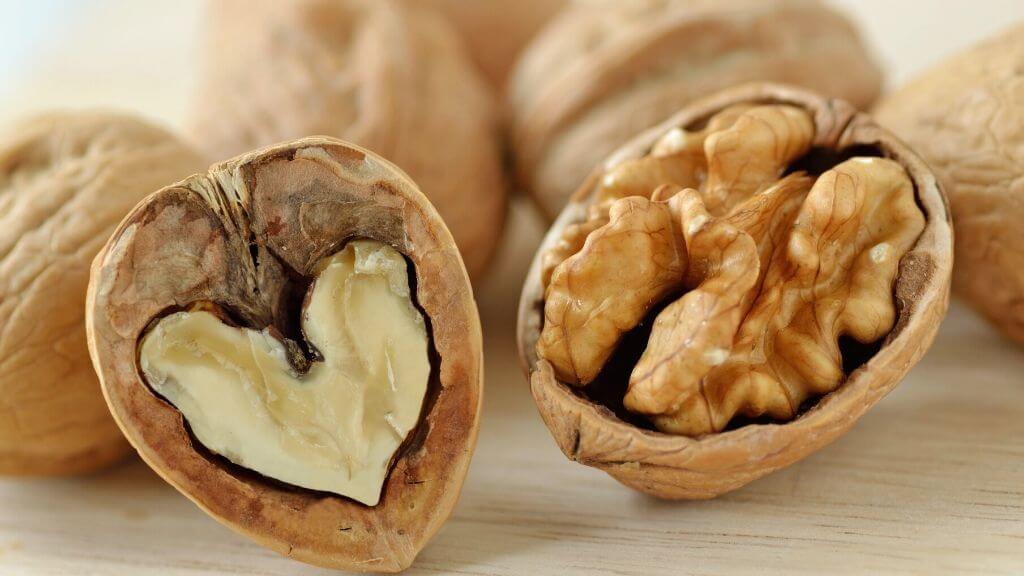Eat a handful of walnuts to improve gut health